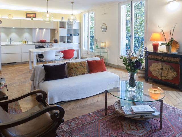 ANGLE RUE ROCROY ELEGANT APPARTEMENT PARISIEN AVEC ASCENSEUR. BALCON FILANT.VUE DEGAGEE