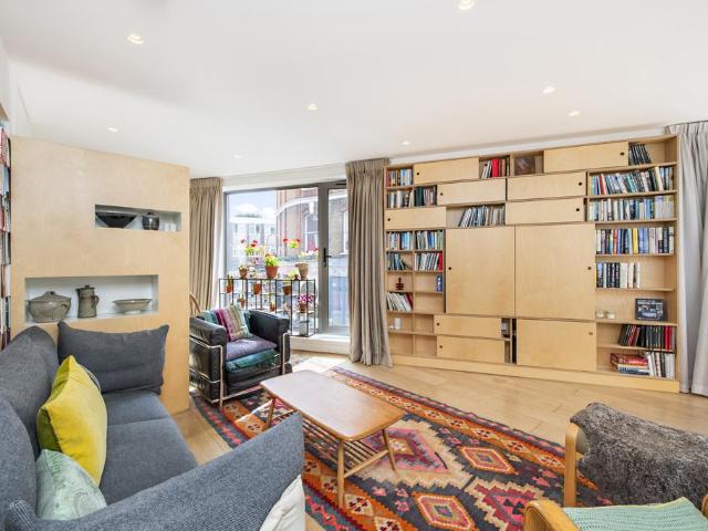 Anglers Lane, Kentish Town, London, NW5 2 bed end of terrace house to rent £3,750 pcm £865 pw