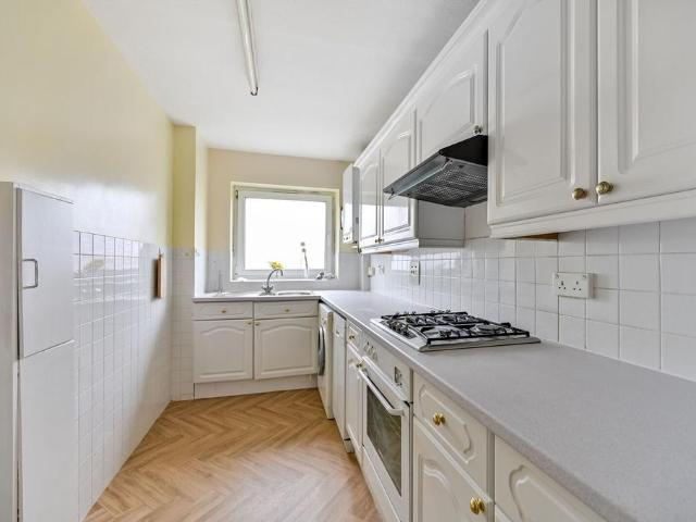 Anglers Reach, Surbiton, KT6 2 bed flat to rent £2,300 pcm £531 pw