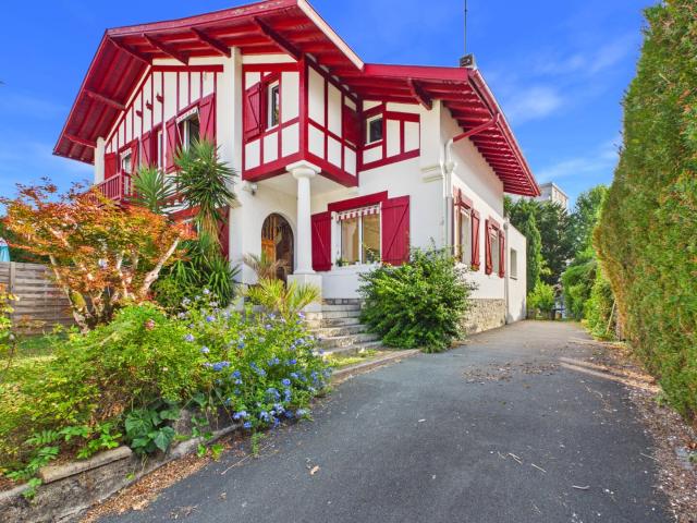 ANGLET CENTRE Maison de caractère avec piscine et potentie. 220m² Anglet
