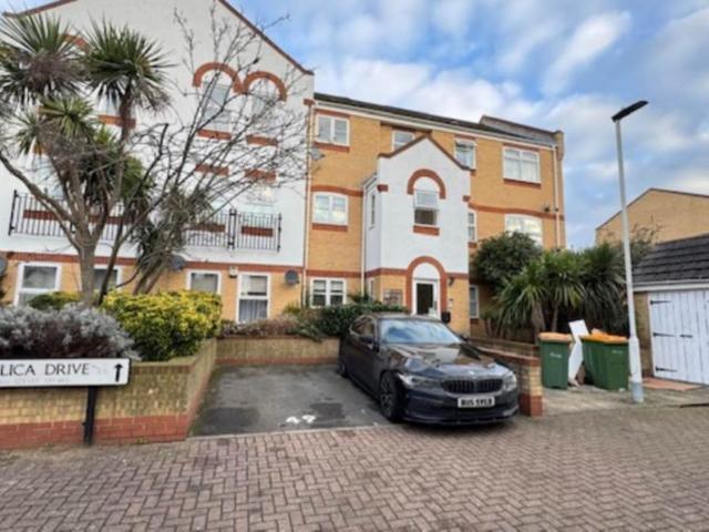Anglica Drive, Beckton 2 bed apartment to rent £1,803 pcm £416 pw