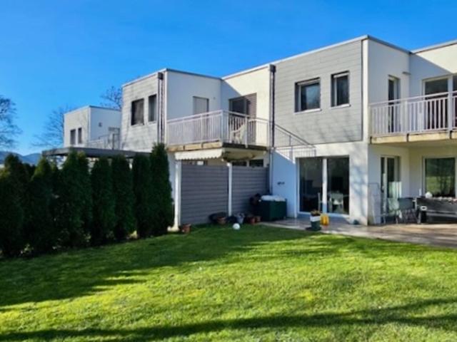 Angrenzende Villa in einem angenehmen und beliebten Viertel von Fleurier