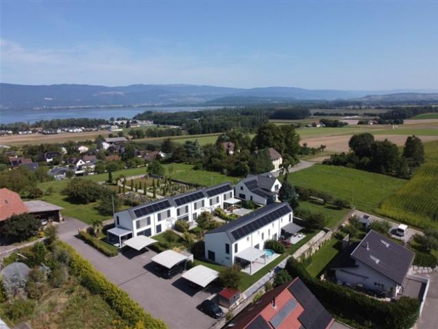 Angrenzende Villa mit 4,5 Zimmern und Keller