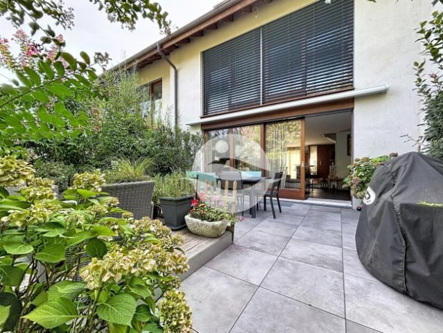 Angrenzende Villa mit 4 Schlafzimmern