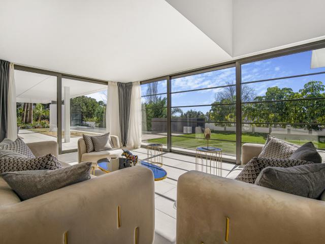 Anidada en los confines serenos de La Alquería, esta villa c. 1008m² Benahavís