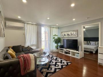 Anjou: condo de 2 chambres avec stationnement extérieur inclus, offert en location semi meublée !