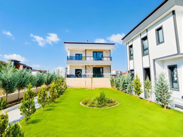 Ankara Bağlıcada 5+2 Asansör Satılık Yapılabilir Villa