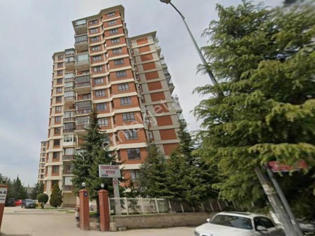 Çankaya İşçi Blokları Mahallesi İdareciler Sitesinde Kiralık 3+1