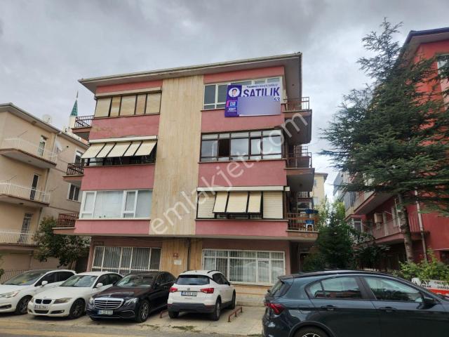 Çankayada Reşat Nuri Caddesinde 2+1 3kat'ta Yapılı Satılık Daire