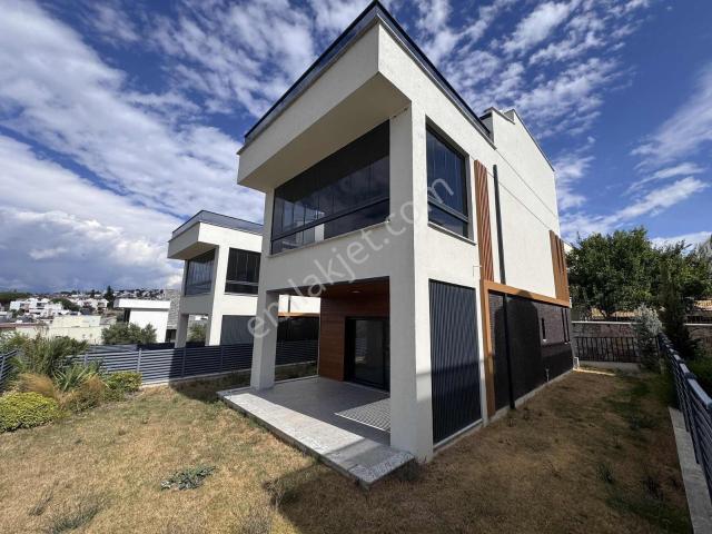 Çankaya'dan Pelitköyde Panoramik Deniz Manzaralı 4+1 Lüks Villa