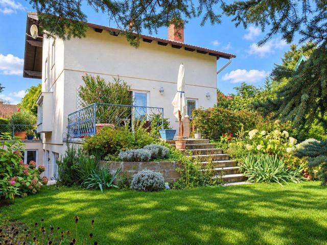 Ankommen und durchatmen – Familientraum mit zwei Gartenbereichen, drei Terrassen und Sauna in Perchtoldsdorf!