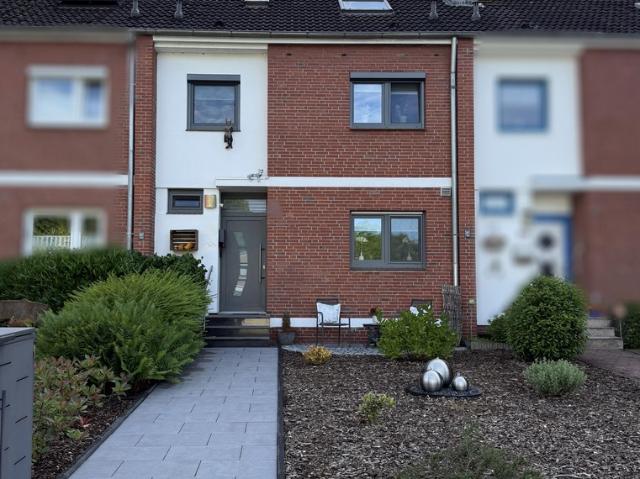 Ankommen und Wohlfühlen – Saniertes Reihenhaus mit großem Pool