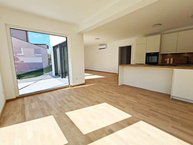 ANKOMMEN & WOHLFÜHLEN, traumhaftes Einfamilienhaus mit Terrasse und Garten, 4 Zimmer, Wohnküche, Wannenbad, Klimaanlagen, Ruhelage, Erstbezug