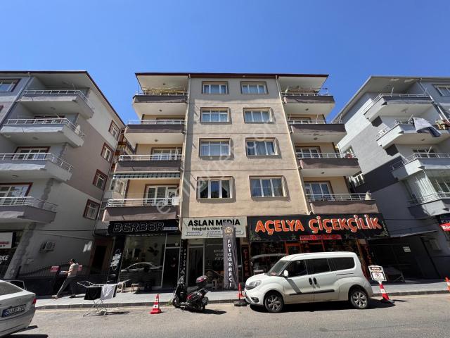 Şanlıbaba Emlak'tan Çarşı Merkezde Kiralık 2+1 Geniş Daire