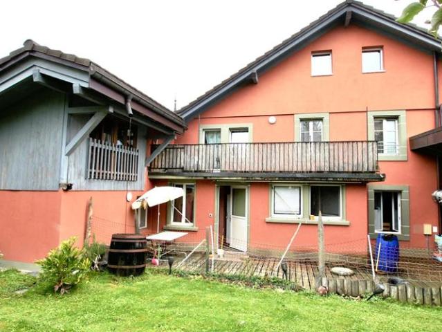 Anlagegebäude, renoviert im Jahr 2016 mit 6 Wohnungen + 1 Geschäft in Mézières VD