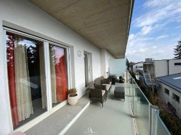 Anlegerwohnung mit Top Infrastruktur: Drei Zimmer Wohnung mit großem Balkon und Tiefgarage