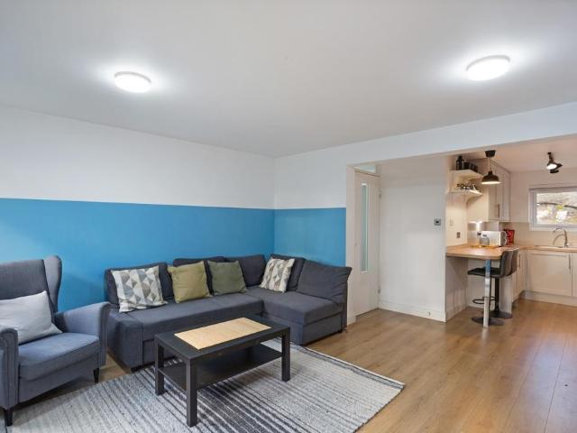 Anstice Close London W4 2 bed flat to rent £3,000 pcm £692 pw