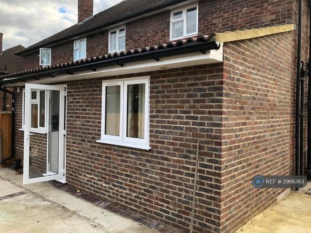 Anstridge Road, Averyhill, SE9 6 bed semi detached house to rent £3,600 pcm £831 pw