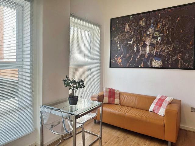 Anson Court, The Canalside, Gunwharf. Studio to rent £950 pcm £219 pw