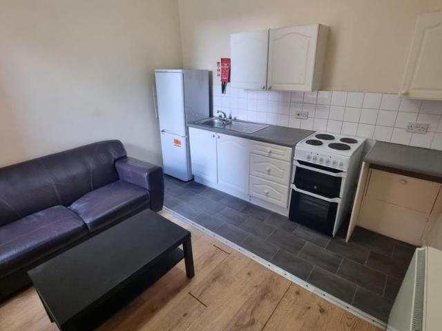 Anson Road, M14 5BZ 2 bed flat to rent £1,050 pcm £242 pw