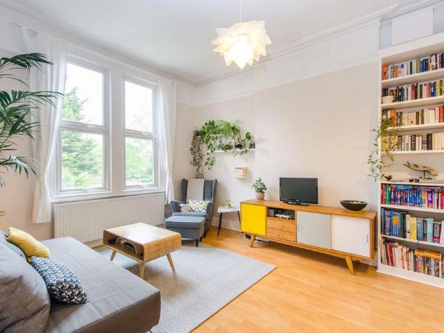 Anson Road, Mapesbury Estate, London. 2 bed flat to rent £3,500 pcm £808 pw