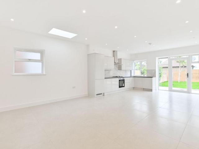 Anson Road, Willesden Green, London, NW2 3 bed flat to rent £4,200 pcm £969 pw