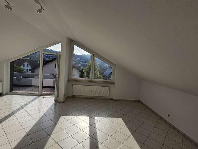 Ansprechende 2,5 Zimmer DG Wohnung mit Balkon und Einbauküche in Neuenbürg