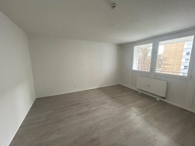 Ansprechende, großzügige 3 Zimmer Wohnung mit Wand und Bodenbelag