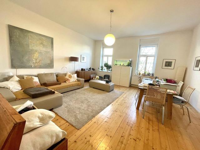 Ansprechende wunderschön sanierte 3 Zimmer Altbauwohnung mit Balkon nahe des Jakominiplatzes und des Augartens in Grazer Bezirk Jakomini