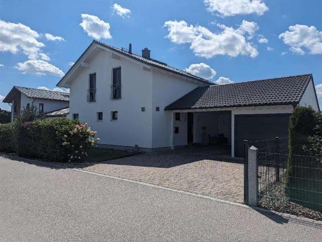 Ansprechendes Einfamilienhaus mit sechs Zimmern und EBK in Massing
