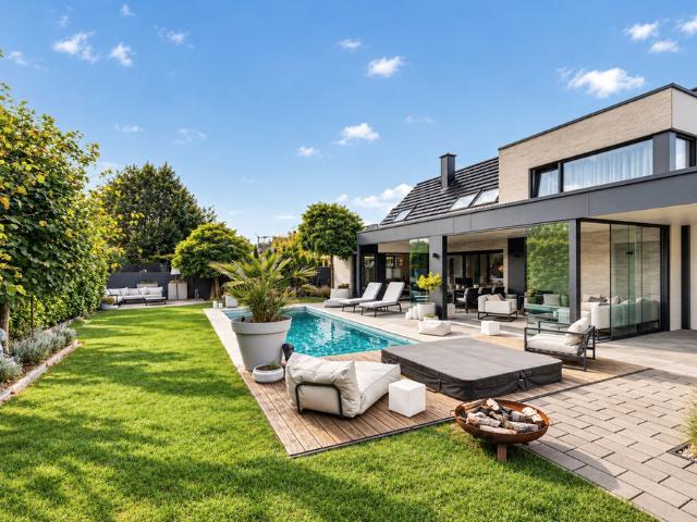 Anspruchsvolles EFH mit Pool und Wintergarten