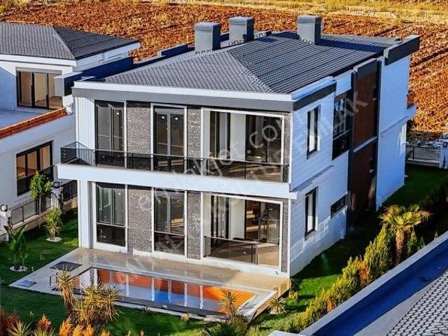 Antalya Döşemealtı Düzlerçamı 4+1 Havuzlu Ultralüx Satılık Villa