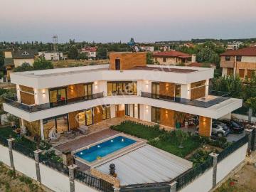 Antalya Döşemealtı Düzlerçamı Havuzlu Müstakil 7+1 Satılık Villa