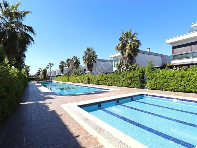Antalya Döşemealtı’nda Havuzlu Sitede Şömineli Müstakil Villa