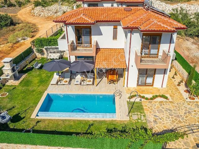 Antalya Kaşta Havuzlu Ve Otoparklı Eşyalı Müstakil Villa |tekce