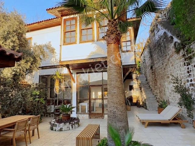 Antalya Kaleiçi'nde 255m2 Arsa İçinde Satılık Villa + Misafir Ev