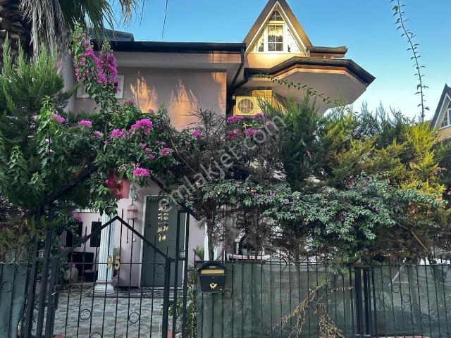 Antalya Kemer Merkezde Denize Yakın Eşyalı Havuzlu Kiralık Villa