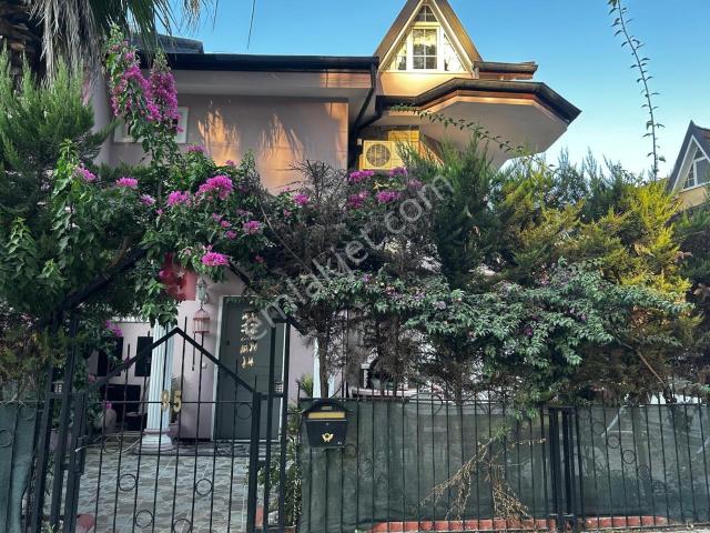 Antalya Kemer Satılık Villa Merkezde Denize Yurüme Mesafesinde