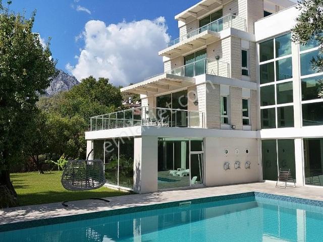 Antalya Kemer'de Havuzlu Satılık Lüks Villa