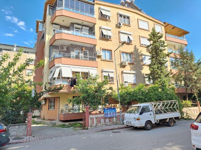 Antalya Konyaaltı Pınarbaşı Mahallesi'nde Merkezi Konumda Ara Katta Kiralık 3+1 Daire