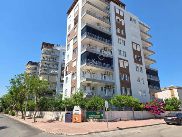 Antalya Konyaaltı Uncalı Mahallesi'nde Merkezi Konumda Ara Katta Doğalgaz Kombili Kiralık 3+1 Daire