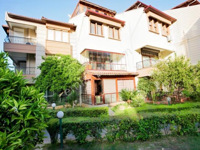 Antalya Lara Güzeloba Da Nezih Sitede Satılık 5+2 Villa