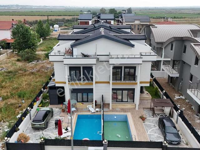Antalya Serik Belek'te Satılık Lüks 5+1 Tripleks Villa