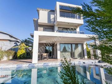 Antalya, Serik Kadrıye'de Ultralüks 5+1 Tripleks Villa