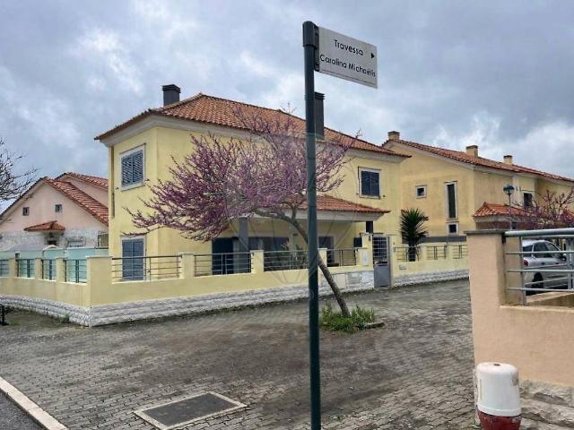 Antes de pedir uma visita, veja por segundos o vídeo desta Moradia isolada na Travessa Carolina Michaelis em Famões, com painéis solares, bastante espaçosa com três pisos, garagem e estacionamento, excelente zona exterior a toda à volta do imóvel, podendo ainda explorar o quarto piso que tem a área total do sotão e que é igual à do piso inferior dos quartos, para fazer mais divisões, um ginásio ou