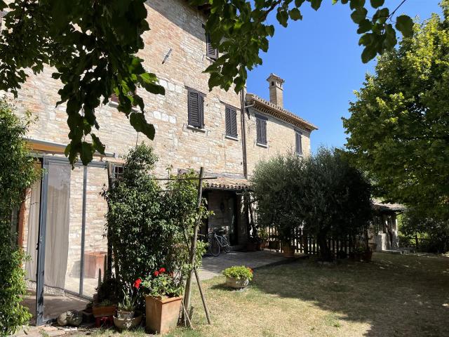 Antico casale a poca distanza dalle città d' arte 565m² Urbino