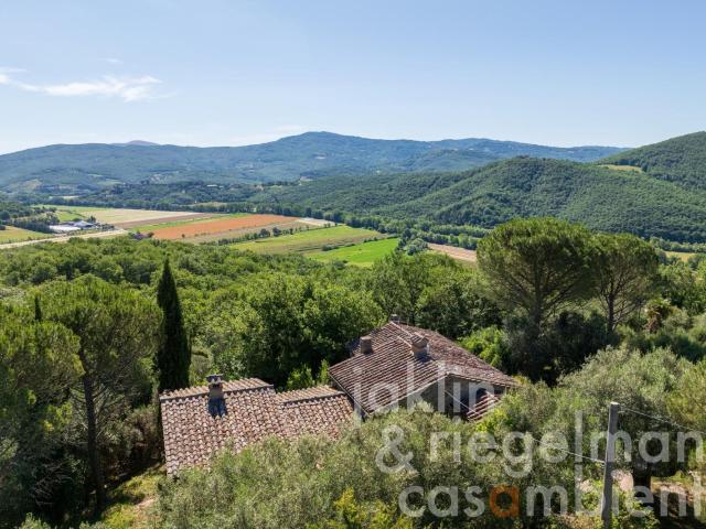 Antico casale con appartamento per gli ospiti, piscina e pot. 323m² Cortona