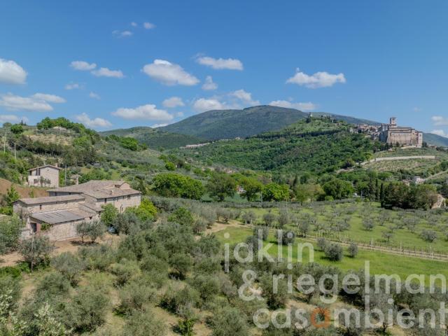 Antico casale da ristrutturare con vista spettacolare su Ass. 865m² Assisi