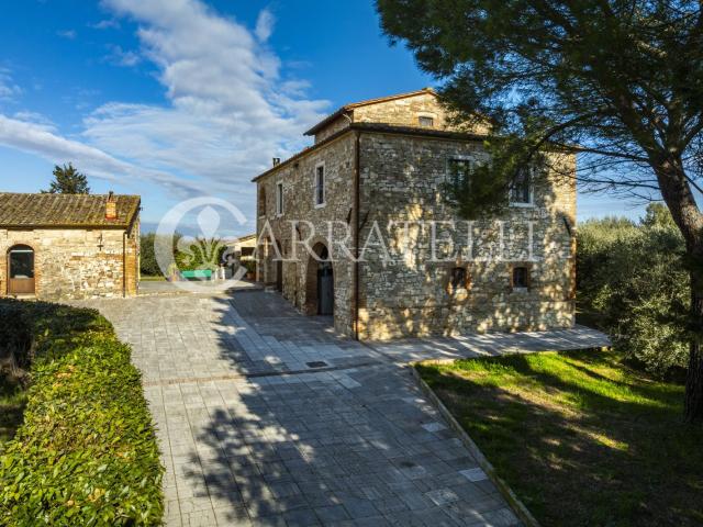 Antico casale in pietra con terreno ad Asciano, nel cuore de. 560m² Asciano