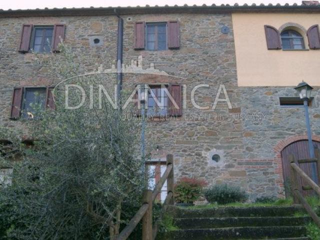 Antico casale ristrutturato disposto su 3 livelli e immerso. 272m² Quarrata